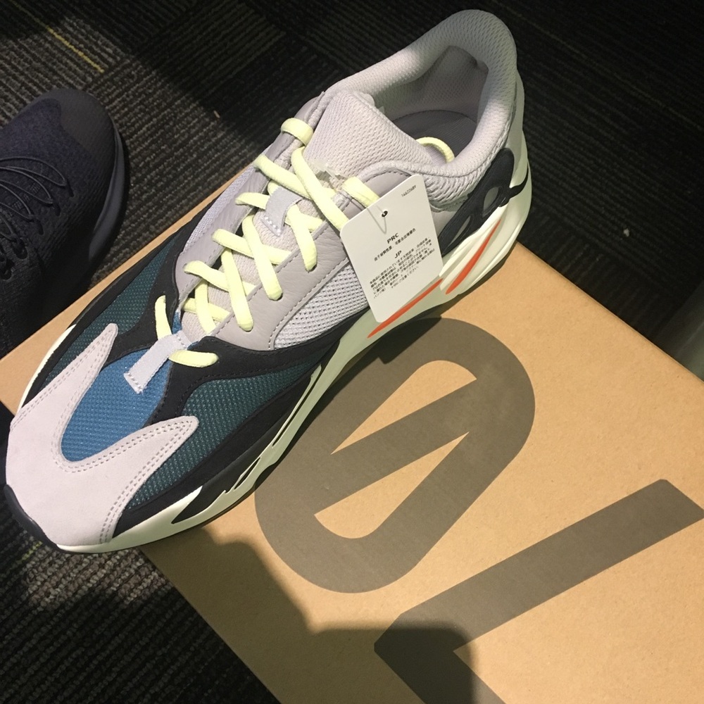Yeezy adidas 700